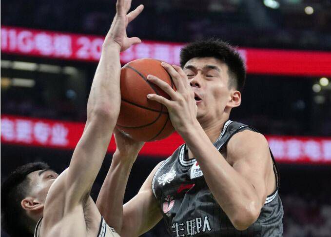 游艇也随着螺旋桨的转动，慢慢离开码头。